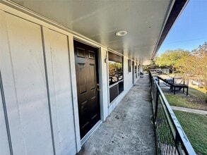 2201 N Grand Blvd in Pearland, TX - Foto de edificio - Building Photo