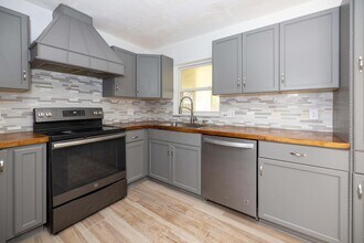 1505 New Bedford Dr in Sun City Center, FL - Building Photo - Building Photo