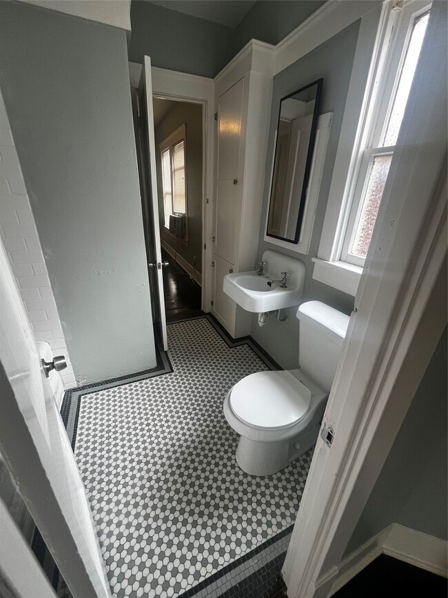 1711 W Main St