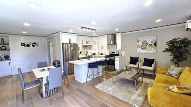 1059 Gillespie Dr in Spring Valley, CA - Foto de edificio - Building Photo