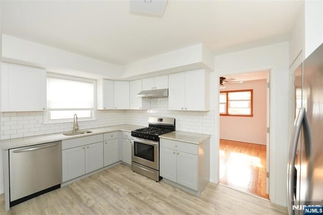 11 Gregory Ct in Elmwood Park, NJ - Building Photo - Building Photo