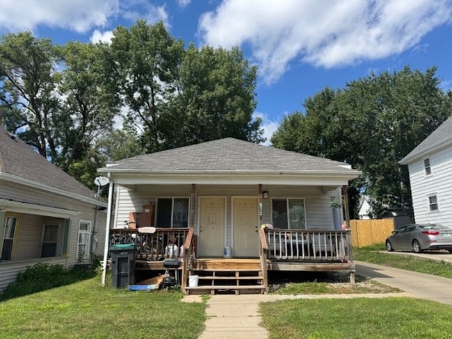 property at 822 W 8th St