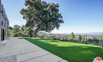 15851 Mulholland Pl in Los Angeles, CA - Building Photo - Building Photo