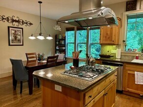 5075 W Sunset Dr in Lake Oswego, OR - Building Photo - Building Photo