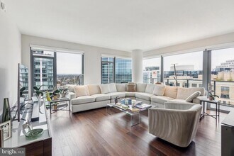 4960 Fairmont Ave in Bethesda, MD - Building Photo - Building Photo