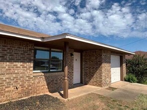 102 Mohawk Ave in Geronimo, OK - Building Photo - Building Photo