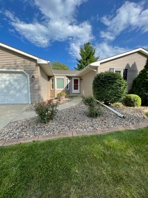 208 Greenleaf Dr in Bloomington, IL - Building Photo - Building Photo
