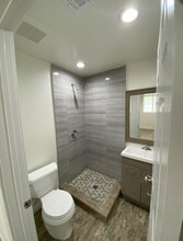 10713 Irma Ave in Tujunga, CA - Foto de edificio - Building Photo