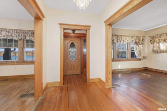 936 N Cody Rd in Le Claire, IA - Foto de edificio - Building Photo