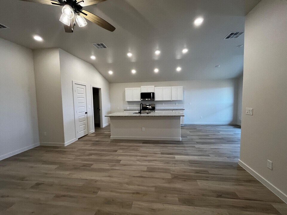 2028 Cottonwood Ave in Wolfforth, TX - Building Photo