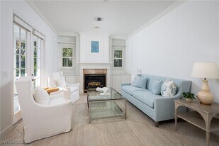 155 1st Ave S in Naples, FL - Building Photo