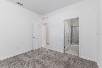 1121 Deepwater Cir in Eagle Lake, FL - Foto de edificio - Building Photo