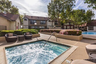 Oak Tree Court Apartment Homes in Placentia, CA - Foto de edificio - Building Photo