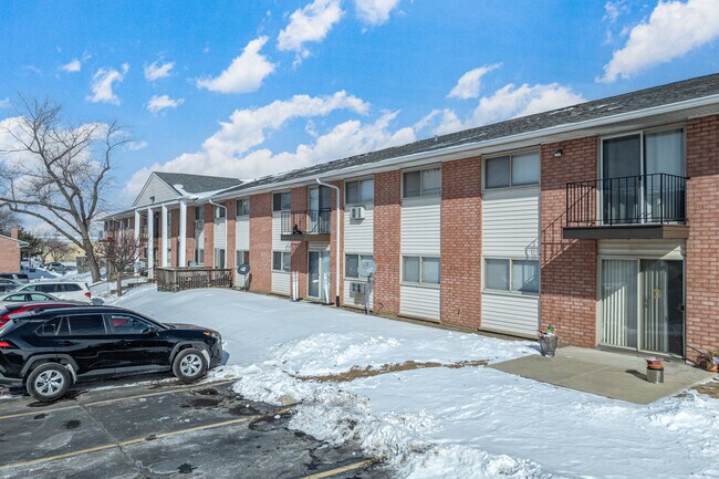 Emerald Hills Condominiums in Glendale Heights, IL - Building Photo - Building Photo