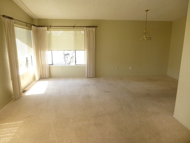 3246 Greenacre Dr in Santa Maria, CA - Building Photo - Building Photo