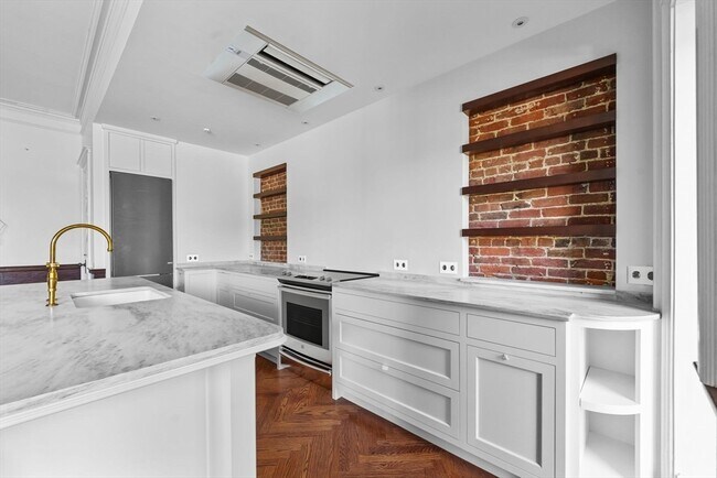 320 Tappan St, Unit 2 in Brookline, MA - Building Photo - Building Photo