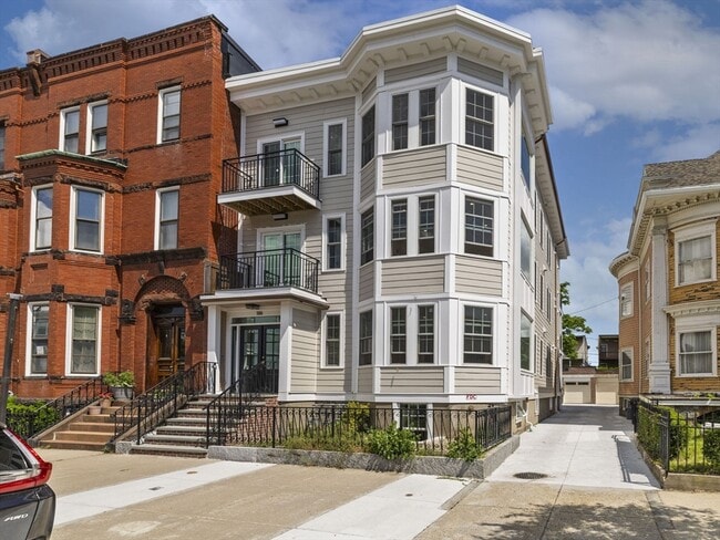 944 E Broadway in Boston, MA - Foto de edificio - Building Photo