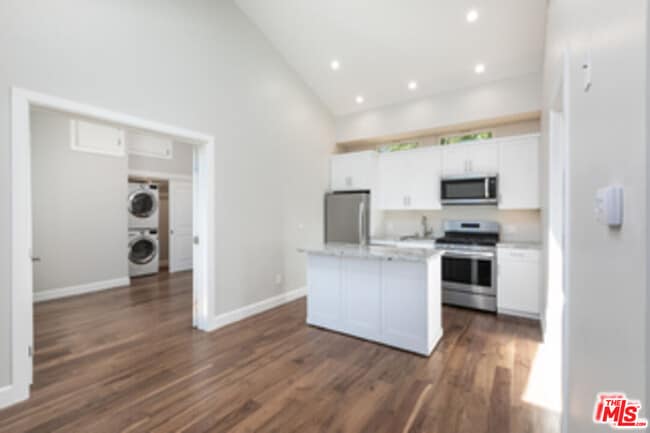 7851 Airlane Ave in Los Angeles, CA - Building Photo - Building Photo