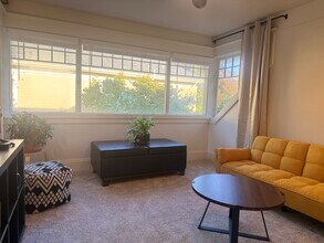 2322 SE Main St, Unit SE Hawthorne Duplex Apt in Portland, OR - Building Photo - Building Photo