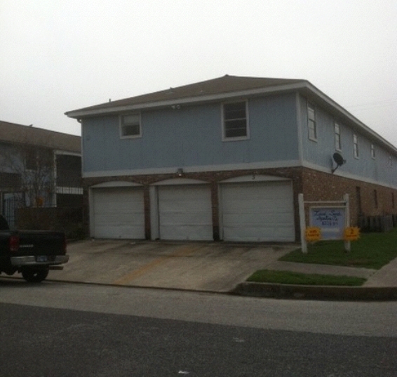 Island Sands Apartments in Galveston, TX - Building Photo