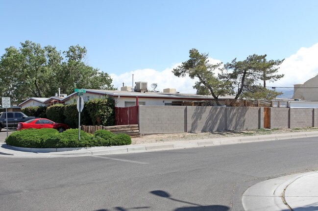 200-204 Charleston St NE in Albuquerque, NM - Foto de edificio - Building Photo