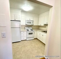 35 Vernon St, Unit 402 in Brookline, MA - Building Photo