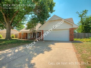2216 NW 119th St in Oklahoma City, OK - Foto de edificio - Building Photo