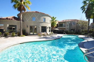 Crescent Heights Luxury Apartment Homes in Murrieta, CA - Foto de edificio - Building Photo