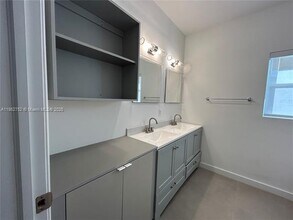 10521 SW 180th St in Miami, FL - Foto de edificio - Building Photo