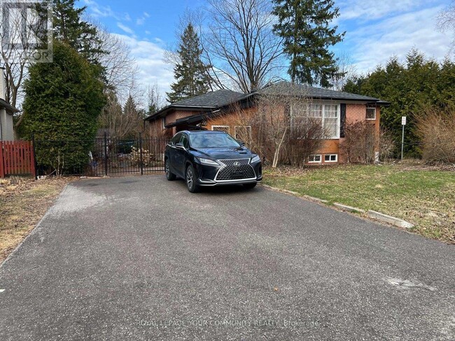 26 Holman Crescent in Aurora, ON - Building Photo - Building Photo