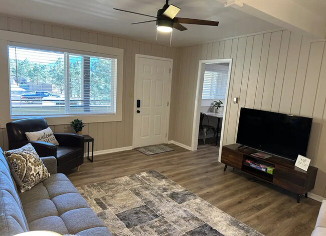 8220 W Hwy 24, Unit Apt 4 in Cascade, CO - Building Photo - Building Photo