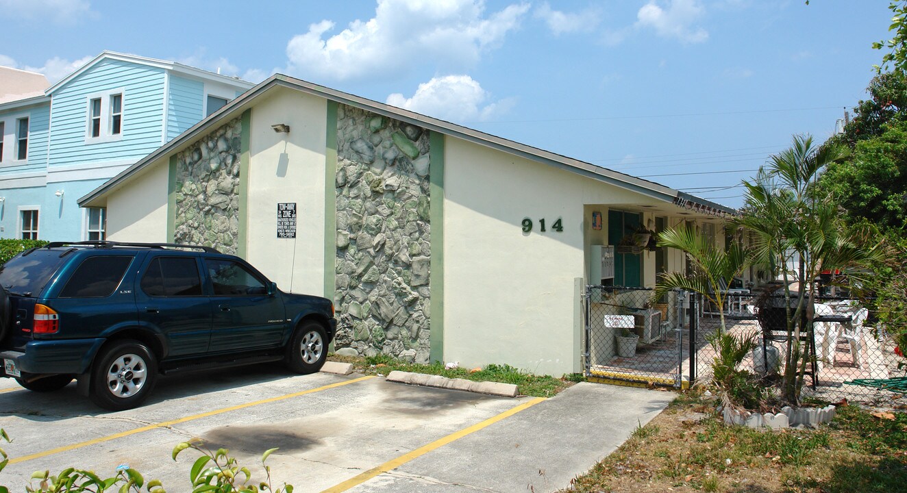 914 N Federal Hwy in Lake Worth, FL - Foto de edificio