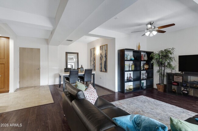 7161 E Rancho Vista Dr in Scottsdale, AZ - Foto de edificio - Building Photo