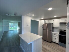 8962 S Hollybrook Blvd in Pembroke Pines, FL - Building Photo