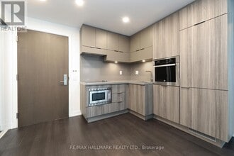 39 Roehampton Ave in Toronto, ON - Building Photo - Building Photo
