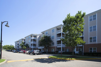 Somerset at Town Center Senior Apartments in Hampton, VA - Foto de edificio - Building Photo