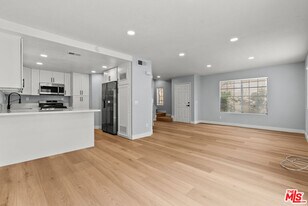 18812 Vista Del Canon in Santa Clarita, CA - Building Photo