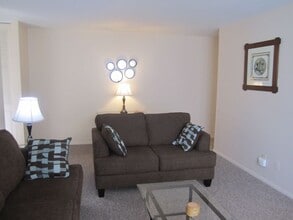 322 Regency Park Dr, Unit 201 Regency Park Drive in Agawam, MA - Building Photo - Building Photo