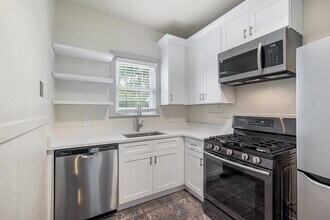 412 E Huisache Ave in San Antonio, TX - Foto de edificio - Building Photo