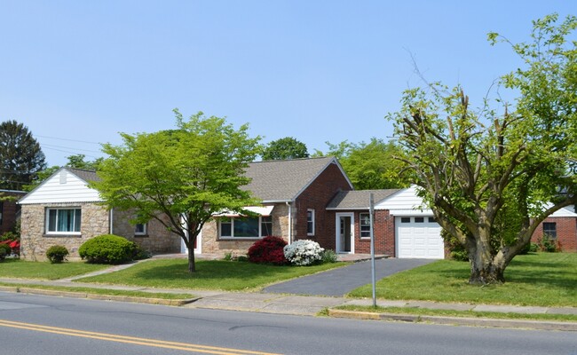 1200 Easton Rd in Hellertown, PA - Foto de edificio - Building Photo