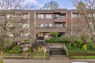 Landmark Manor in Vancouver, BC - Building Photo - Building Photo