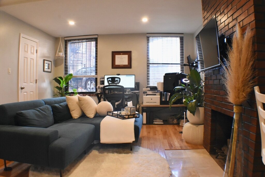 31 Fairfield St in Boston, MA - Building Photo
