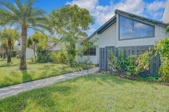 100 Sparrow Dr in Royal Palm Beach, FL - Building Photo - Building Photo