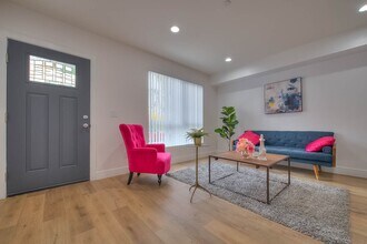 11732 Hamlin St in Los Angeles, CA - Building Photo - Building Photo