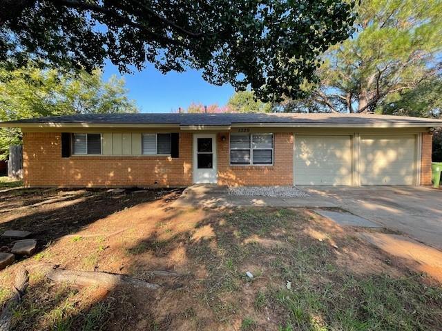 1329 Harrison Ln in Hurst, TX - Building Photo