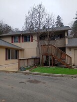 1119 NW C St in Grants Pass, OR - Building Photo