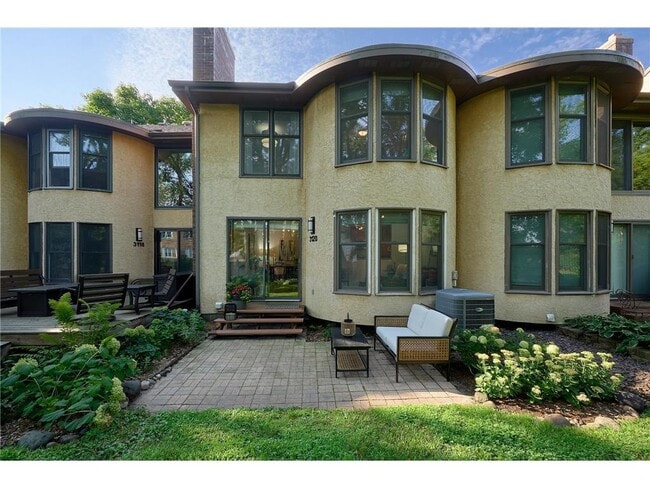 3120 Dean Ct in Minneapolis, MN - Building Photo - Building Photo