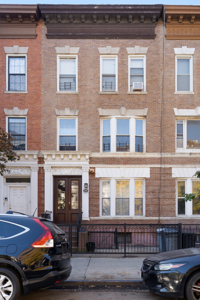 2542 Bedford Ave in Brooklyn, NY - Foto de edificio - Building Photo
