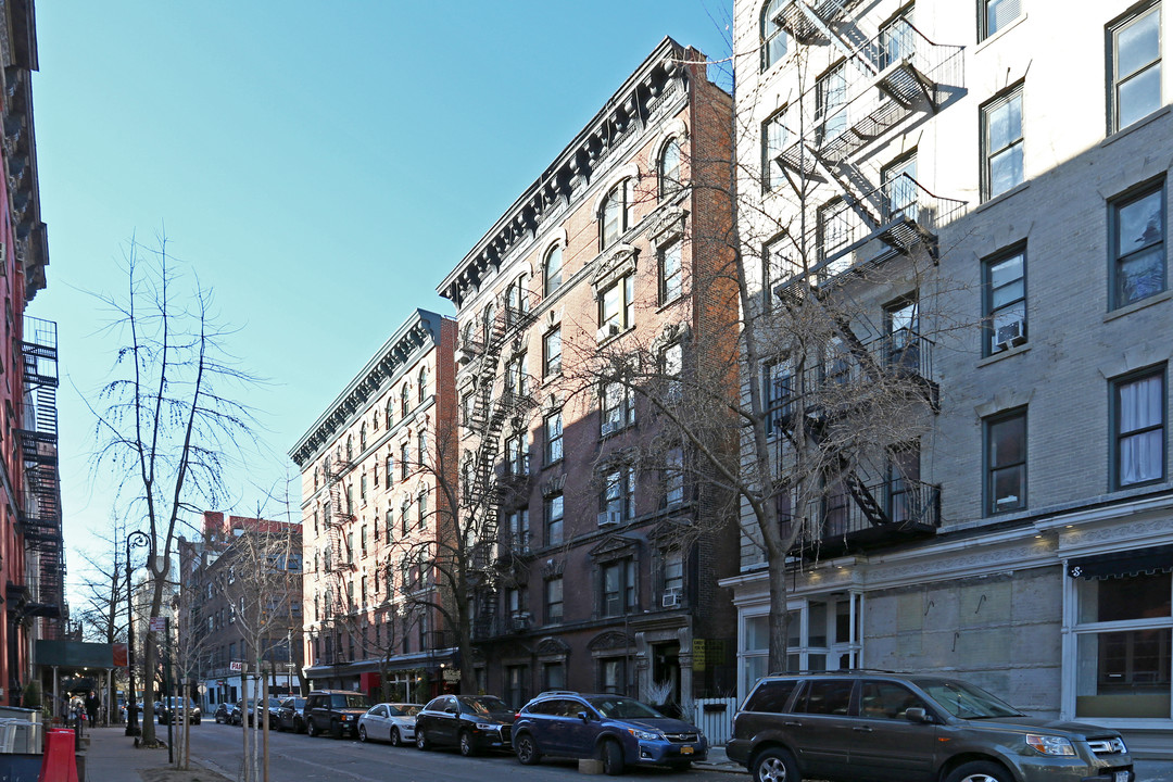 113-115 Perry St in New York, NY - Building Photo