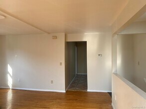 111-15 205th St in Queens, NY - Foto de edificio - Building Photo